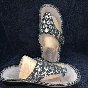 🐾Alegria Black and White sandals
